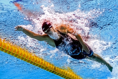 Ledecky smashes own 1,500m freestyle record in pro debut