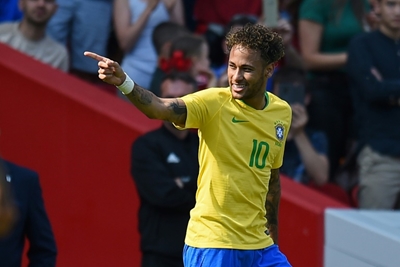 Neymar back with a bang as Brazil star sinks Croatia