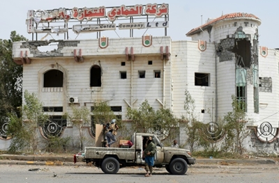 Yemen troops push towards Hodeida's vital docks