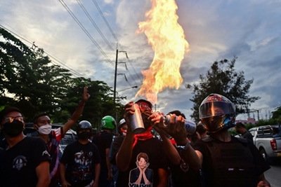 Thailand protests fade but the hardcore battle on 
