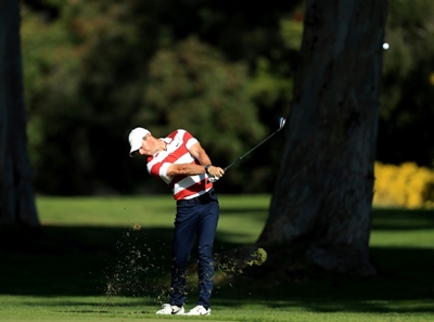 McIlroy closes in on Kuchar, Woods lags at Riviera