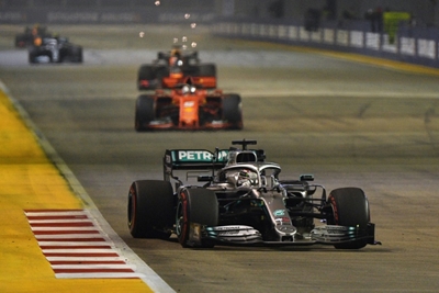 Hamilton wary of Mercedes' vulnerability in title run-in