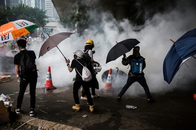 Pressure mounts on Hong Kong leader over extradition plan