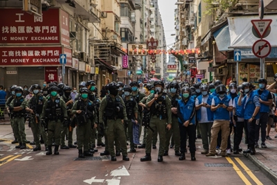 Hong Kong police swoop on postponed poll protests