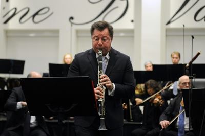 Chicago Symphony musicians perform for free as strike lingers
