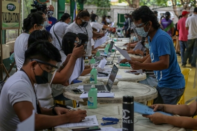 'A big help': Philippines hands out cash to poor during virus lockdown