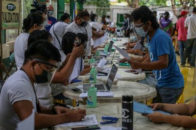 'A big help': Philippines hands out cash to poor during virus lockdown