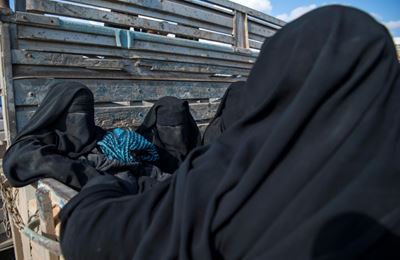 Hundreds flee US-backed Syria battle for last IS holdout