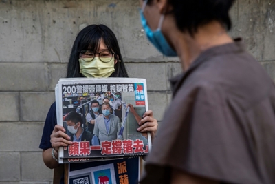 Defying China, Hong Kongers rush to buy pro-democracy newspaper 