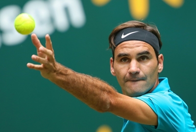 Federer breezes past Bedene at Halle