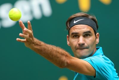 Federer breezes past Bedene at Halle