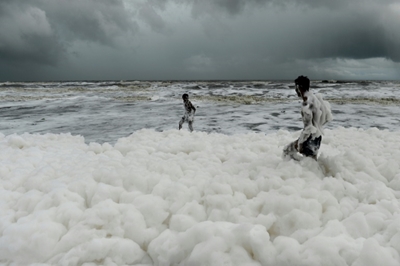 Toxin-laced bubbles cause pollution hazard on Indian beach