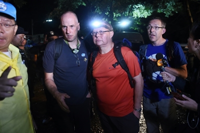 Foreign divers, soldiers join rescue for Thai children trapped in cave