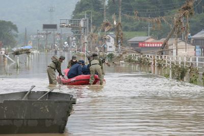 Brave Japanese rafters paddle against the floods