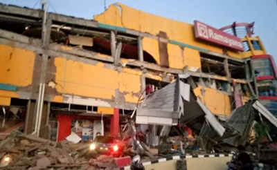 Rescuers scramble to reach tsunami-hit Indonesian city