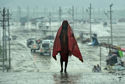 New India cyclone warning as death toll rises