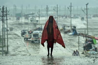 New India cyclone warning as death toll rises