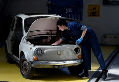 Italian architect restores ageing Fiats thanks to internet