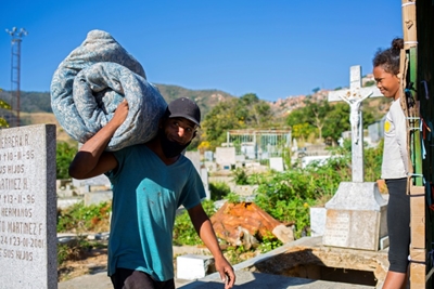 At Caracas cemetery, homeless mix with looters