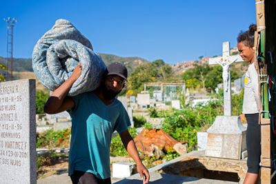 At Caracas cemetery, homeless mix with looters