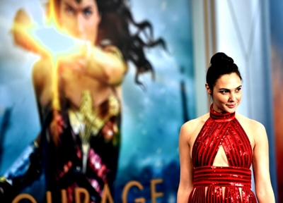 'Wonder Woman' urges calm in Israeli civil rights fight