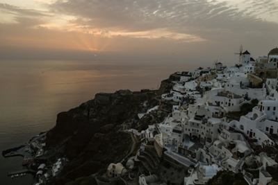 Unease in Greece as restaurants, cafes reopen