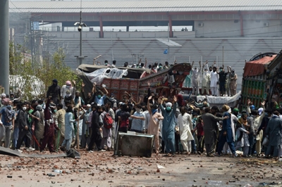 Radical Pakistan party releases 11 police hostages after anti-France protests