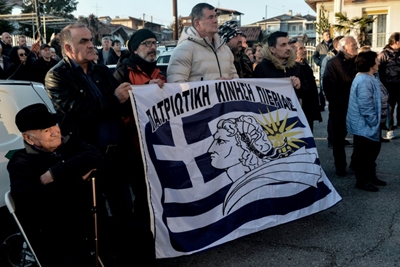 On Greek mainland, locals stonewall migrant relocations