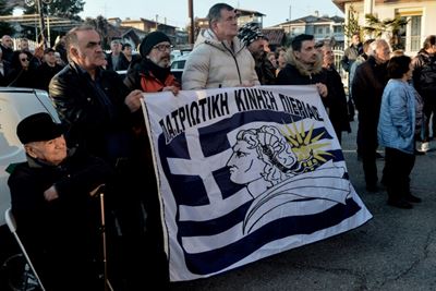 On Greek mainland, locals stonewall migrant relocations
