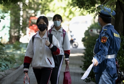 Beijing school students trial temperature-tracking bracelets