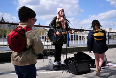 London introduces contactless payments for buskers