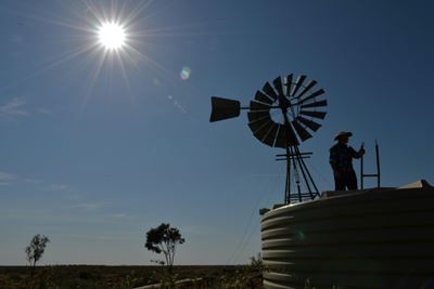 Drought slashes Australian crop output to record low