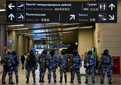 At Moscow airport an absurd, and fruitless, wait for Navalny