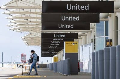 United Airlines to slash 30% of executive jobs