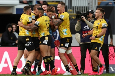 Blues introduce Barrett to 43,000 with impressive Super Rugby win