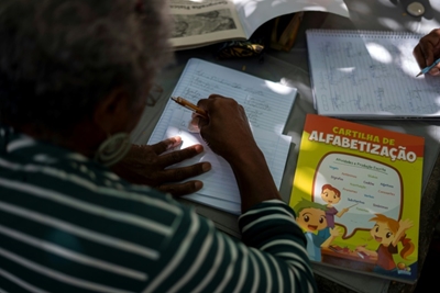 Teachers occupy Rio squares offering free classes