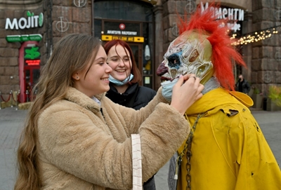 Ukrainians rush to get jabs as anti-virus measures imposed