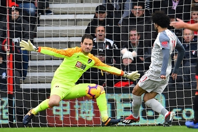 Bournemouth keeper Begovic replaces Reina at AC Milan