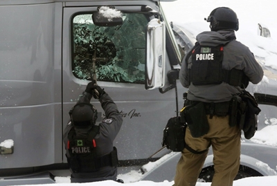 Police close in to dislodge Canada capital protesters