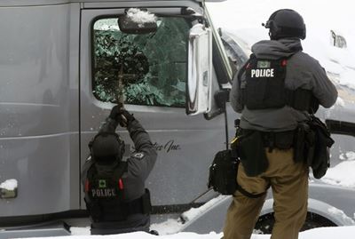 Police close in to dislodge Canada capital protesters