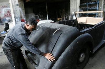 Gaza man wheels and deals to restore classic cars