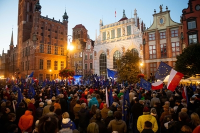 Pro-EU rallies draw tens of thousands in Poland