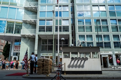 Berlin bans snapshot 'soldiers' at Checkpoint Charlie