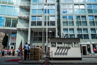 Berlin bans snapshot 'soldiers' at Checkpoint Charlie