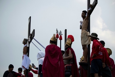 Extreme Easter: Flogging, crucifixions in Philippines