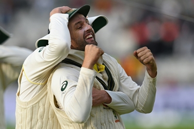 Lyon adamant Ashes jeers just 'white noise'