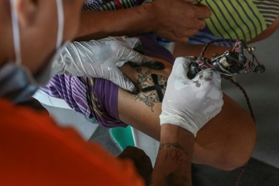 Philippine gangs ink over tattoos to combat jail violence
