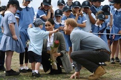 Harry and Meghan get hugs in Aussie outback