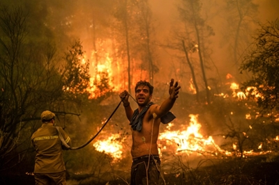 Huge force struggling to contain Greek fires