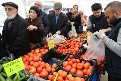 Turkey tumbles into recession as polls loom